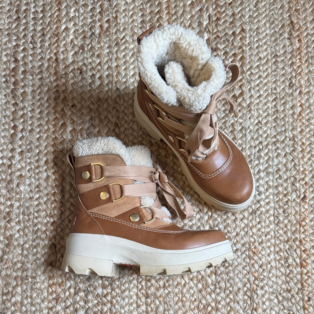 Sorel US 8 Joan FRWD Cozy Boot Lug Sole Leather Shearling Chunky